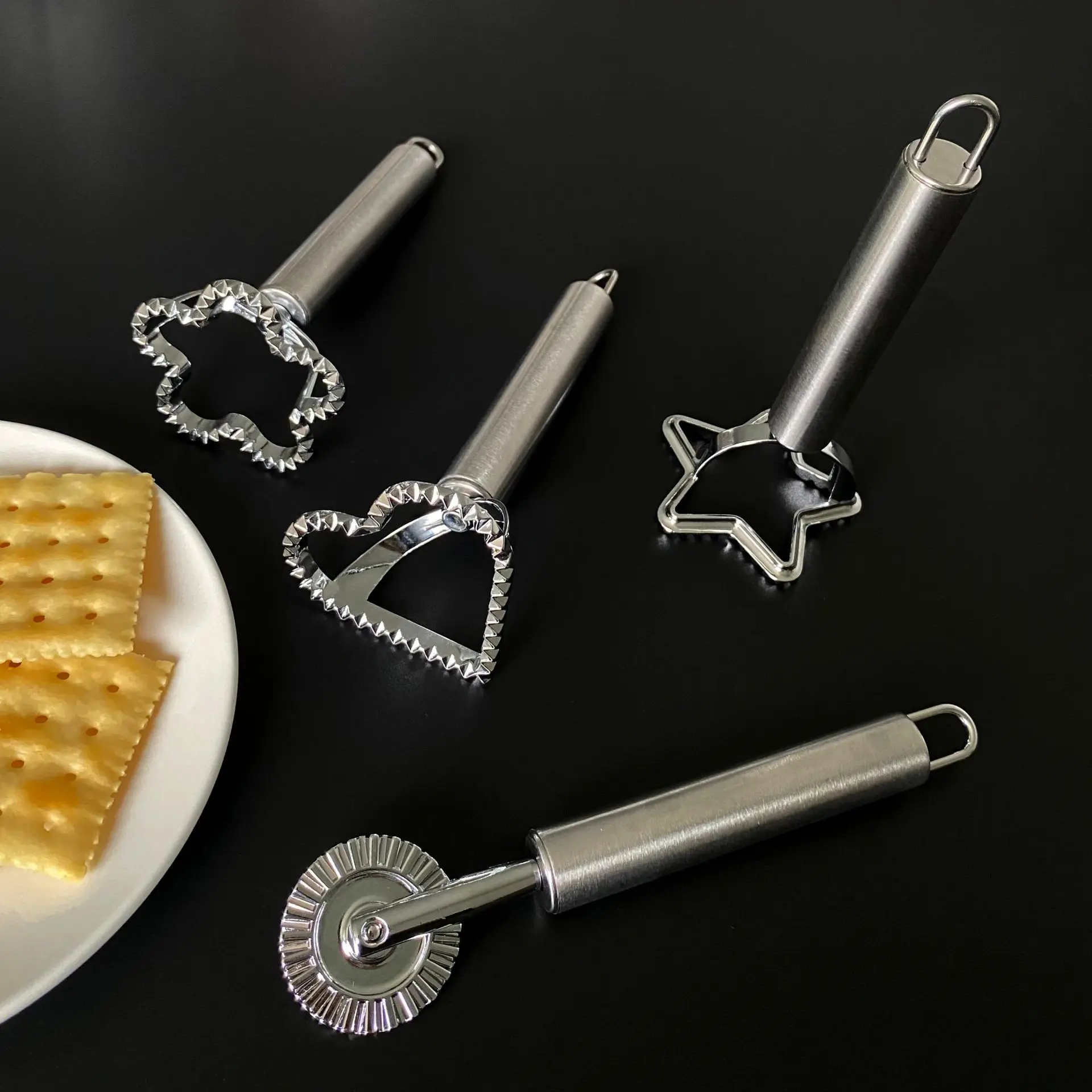Baking Kitchen At Home - Runde Ravioli-Stempel aus Edelstahl: Teigschneider für